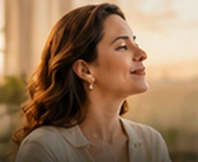 Mulher adulta em um ambiente acolhedor, olhando para o horizonte